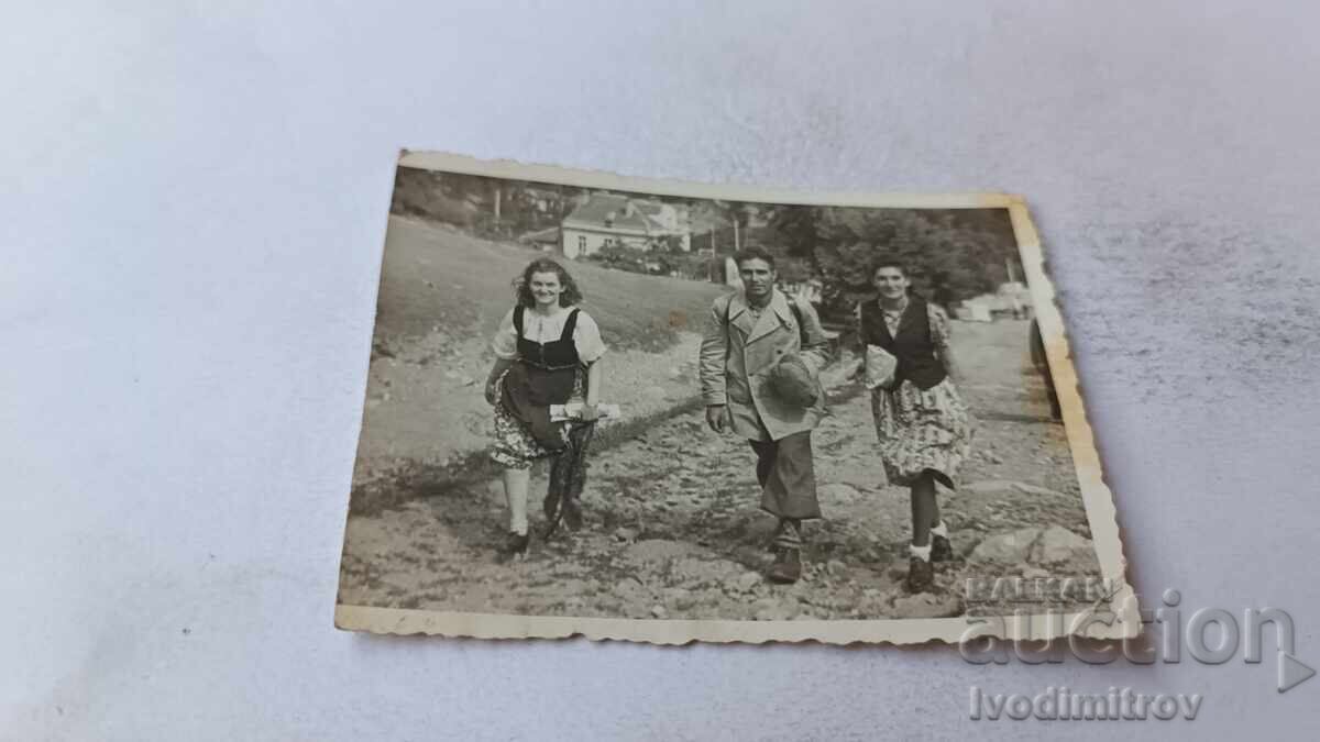 Snimka Mŭzh και δύο νεαρές γυναίκες σε εκδρομή στη Βίτοσα 1941 Snimka Mŭzh και δύο νεαρές γυναίκες σε εκδρομή στη Βίτοσα 1941