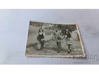 Fotografie Bărbat și două tinere femei în excursie pe Vitosha 1941