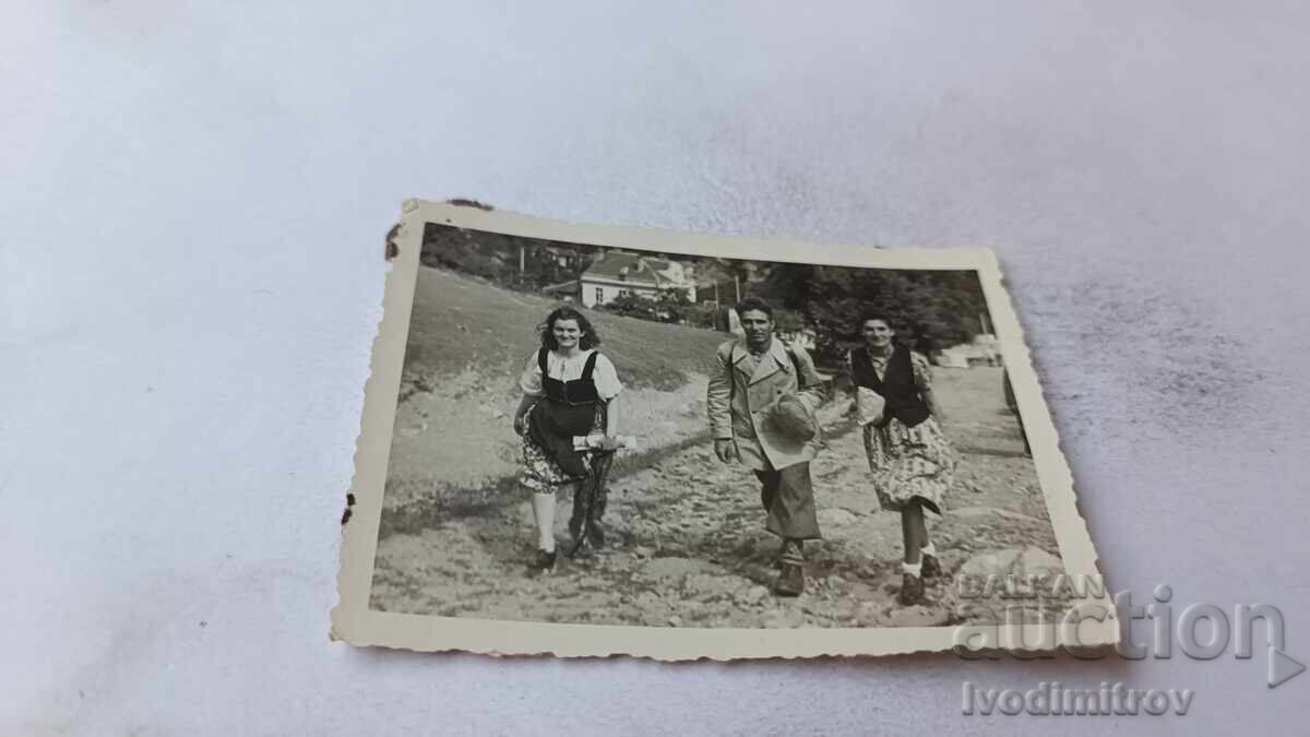 Snimka Mŭzh και δύο νεαρές γυναίκες σε εκδρομή στη Βίτοσα 1941