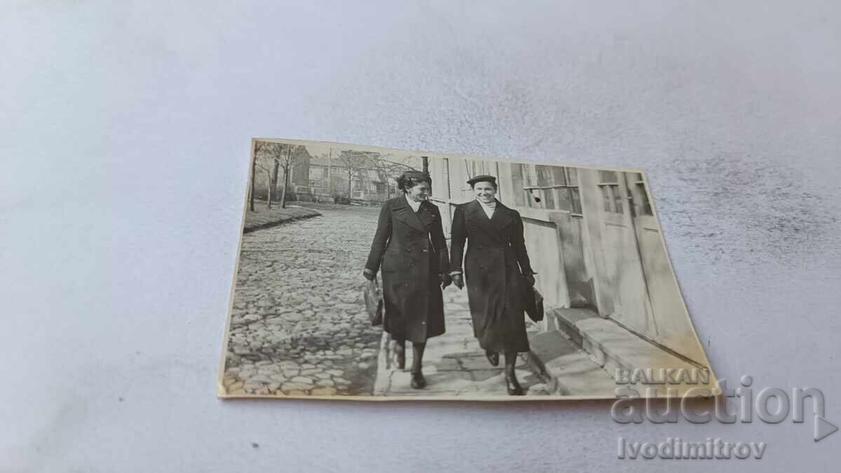 Снимка София Две жени на тротоара