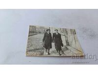 Снимка София Две жени на тротоара