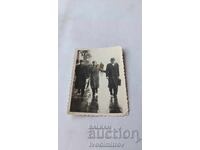 Снимка София Трима мъже на разходка