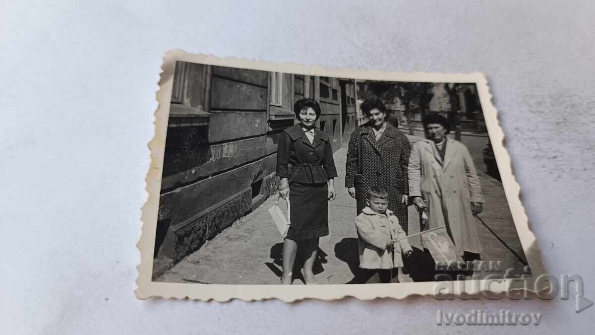 Photo Sofia Three women and a little boy on the sidewalk