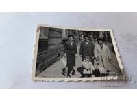 Снимка София Три жени и малко момченце на тротоара