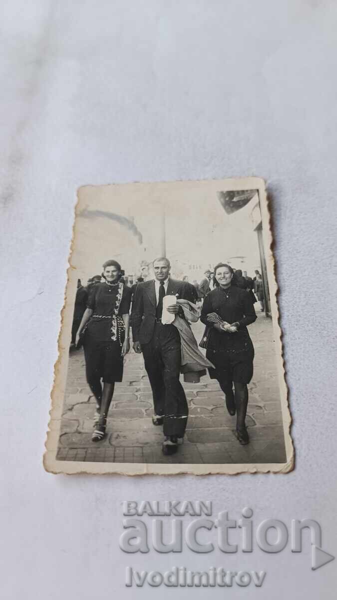 Photo Sofia Man and two young women on a walk 1941
