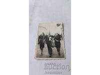 Fotografie Sofia Bărbat și două femei tinere la plimbare 1941