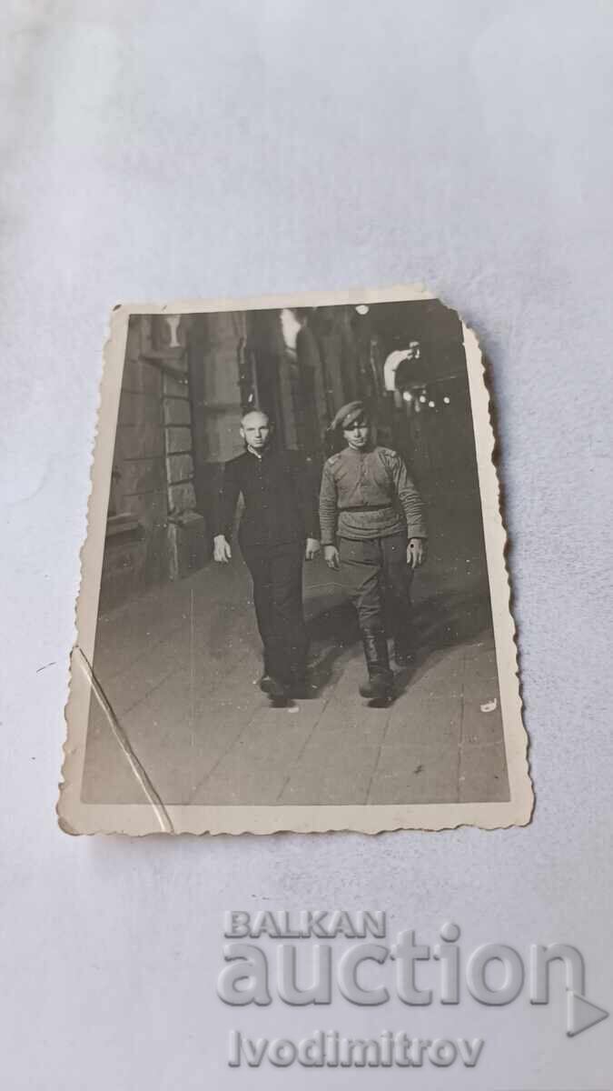 Φωτογραφία Σοφία Ένας αξιωματικός και ένας άνδρας σε μια βόλτα