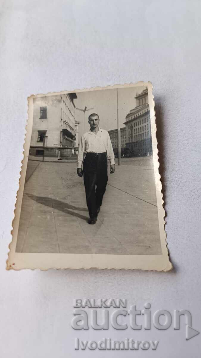Photo Sofia Young man in front of the Georgi Dimitrov Mausoleum