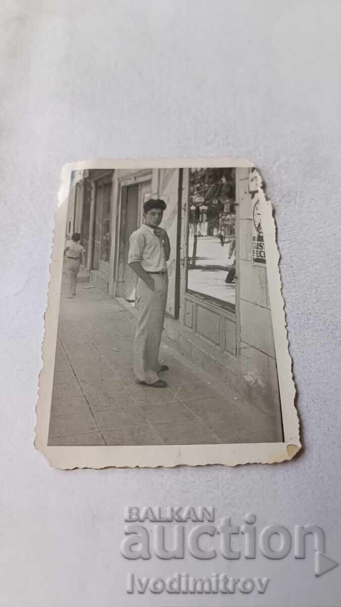 Снимка София Мъж на тротоара