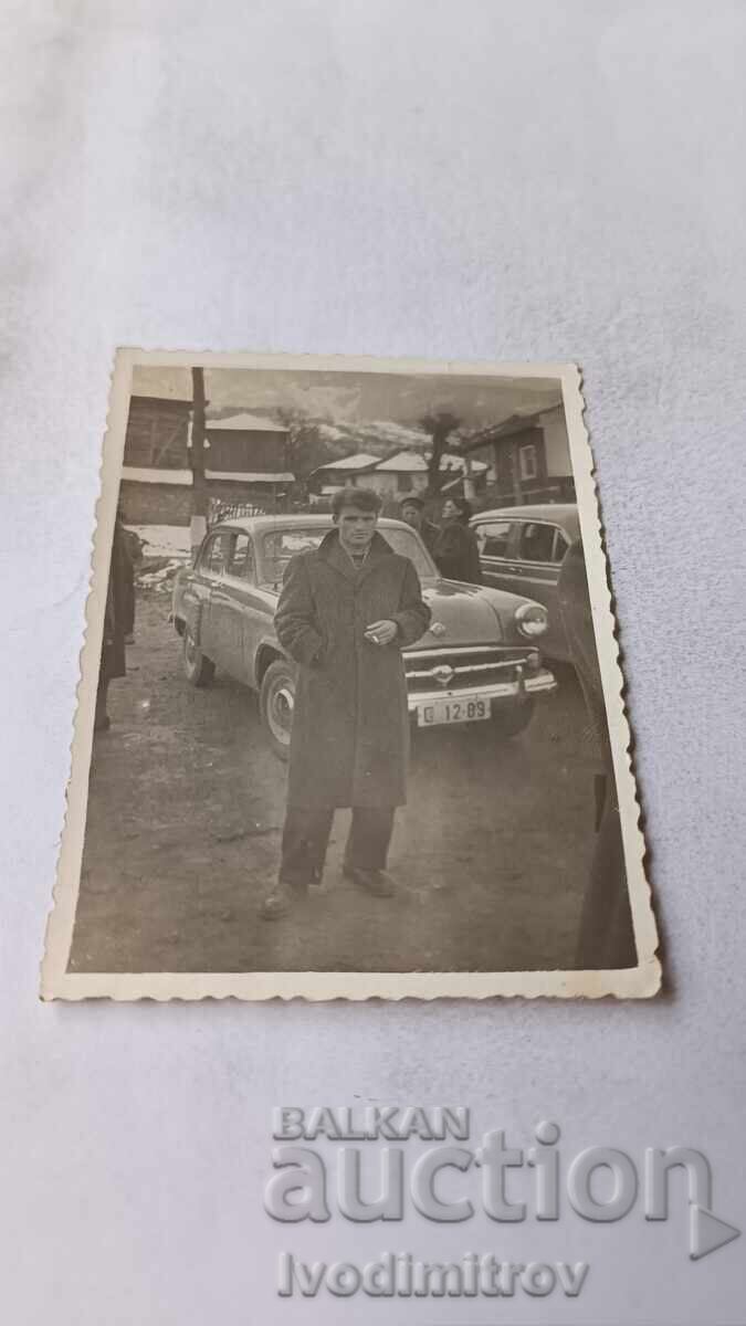Photo Sofia Man in front of a Moskvich car in winter