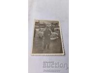 Photo Sofia Man in front of a Moskvich car in winter