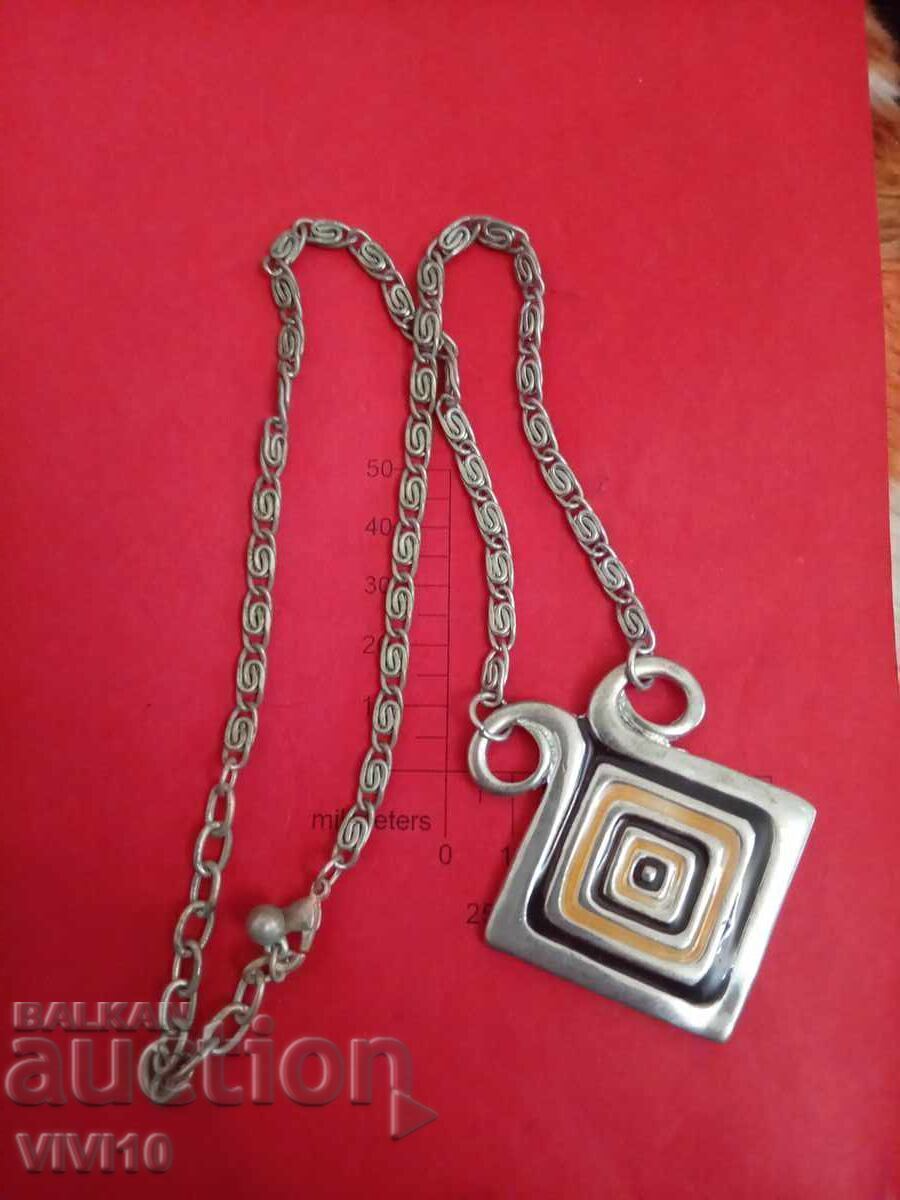 Старинно колие с емаил Старинно колие с емаил