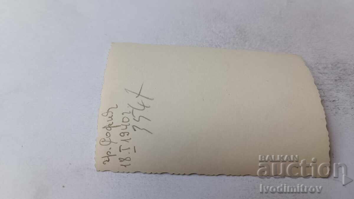 Snimka Sofiya Άνδρας με μικρό κορίτσι στους ώμους το χειμώνα με τιμή 1.85 BGN | € 0.95 Snimka Sofiya Άνδρας με μικρό κορίτσι στους ώμους το χειμώνα με τιμή 1.85 BGN | € 0.95