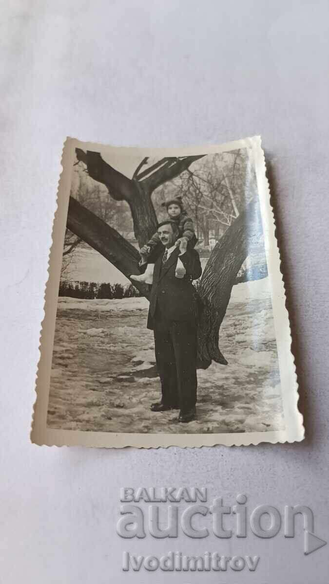 Snimka Sofiya Άνδρας με μικρό κορίτσι στους ώμους το χειμώνα Snimka Sofiya Άνδρας με μικρό κορίτσι στους ώμους το χειμώνα