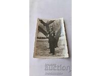 Fotografie Sofia Bărbat cu fetiță pe umeri iarna