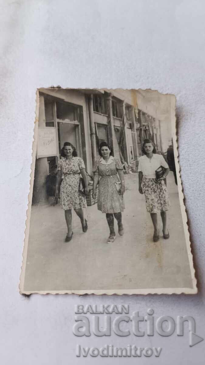 Φωτογραφία Σοφία Τρεις νεαρές γυναίκες σε έναν περίπατο