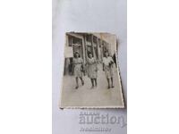 Φωτογραφία Σοφία Τρεις νεαρές γυναίκες σε έναν περίπατο