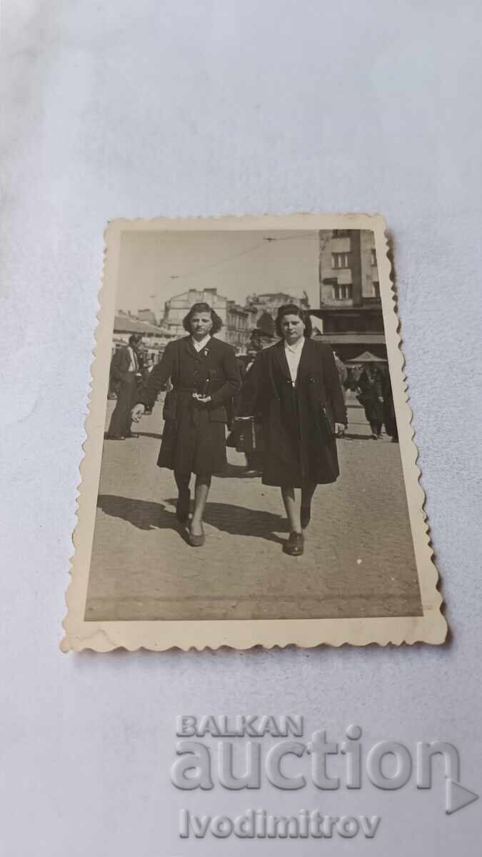 Fotografie Sofia Două fete tinere la plimbare 1946 Fotografie Sofia Două fete tinere la plimbare 1946