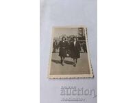 Снимка София Две млади момичета на разходка 1946