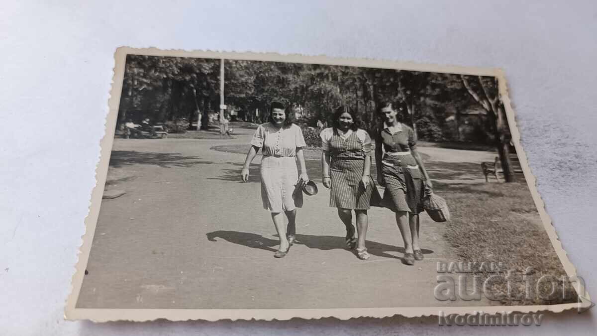 Photo Sofia Three young girls on a walk
