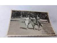 Φωτογραφία Σοφία Τρία νεαρά κορίτσια σε μια βόλτα