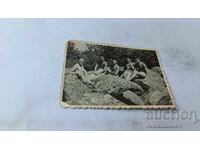 Φωτογραφία Νέων ανδρών γυμνών από τη μέση και πάνω σε μεγάλες γυαλιστερές πέτρες