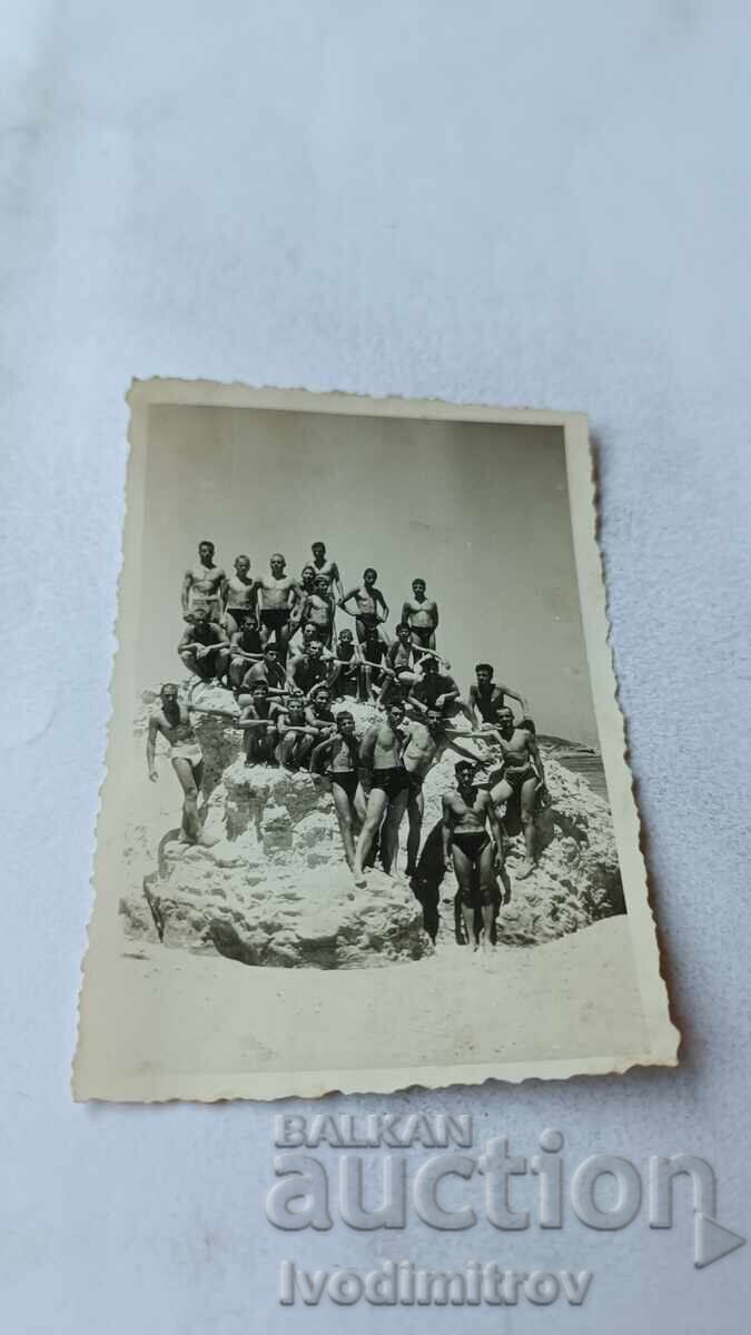 Φωτογραφία Άνδρες και νέοι σε βράχο στη θάλασσα