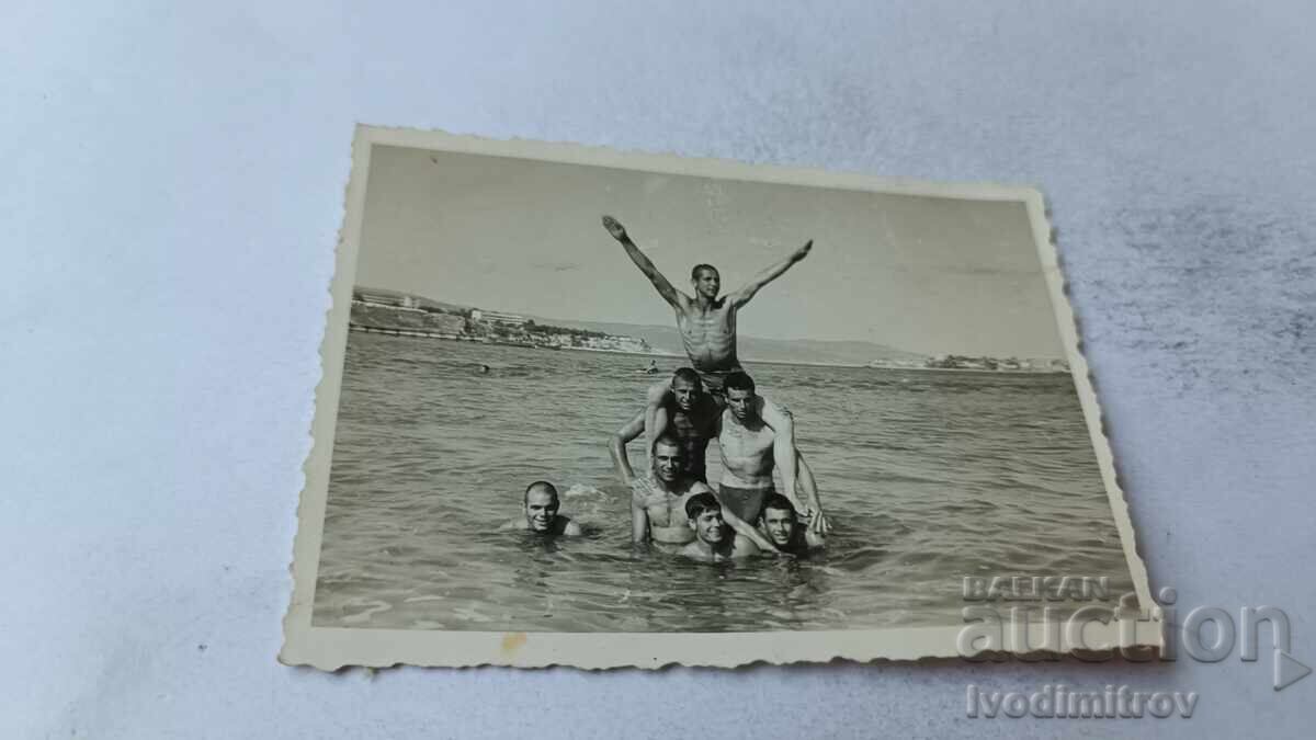 Φωτογραφία Νεαροί άνδρες στη θάλασσα