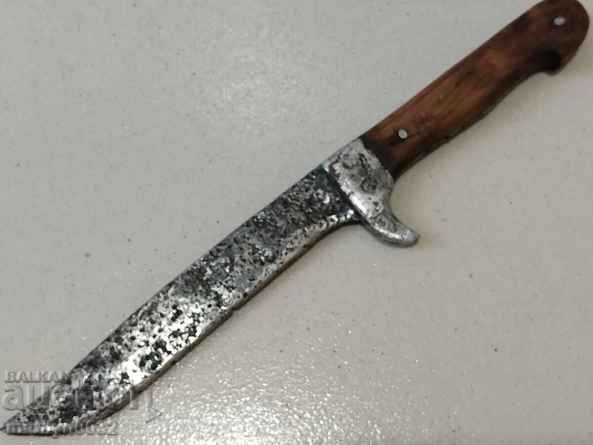 Παλιό μαχαίρι με φρουρά και αυλάκι, χωρίς θήκη Παλιό μαχαίρι με φρουρά και αυλάκι, χωρίς θήκη