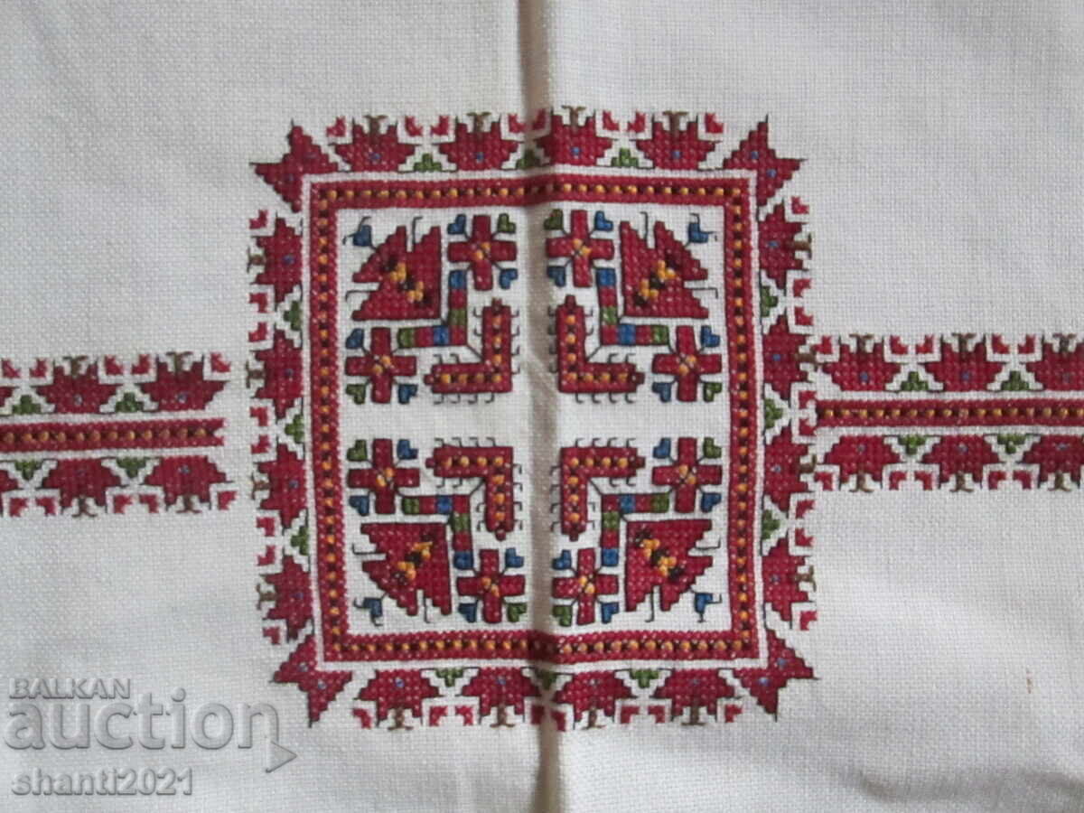 Auction Hand-embroidered tablecloth, folk motifs, 145x145 cm Auction Hand-embroidered tablecloth, folk motifs, 145x145 cm