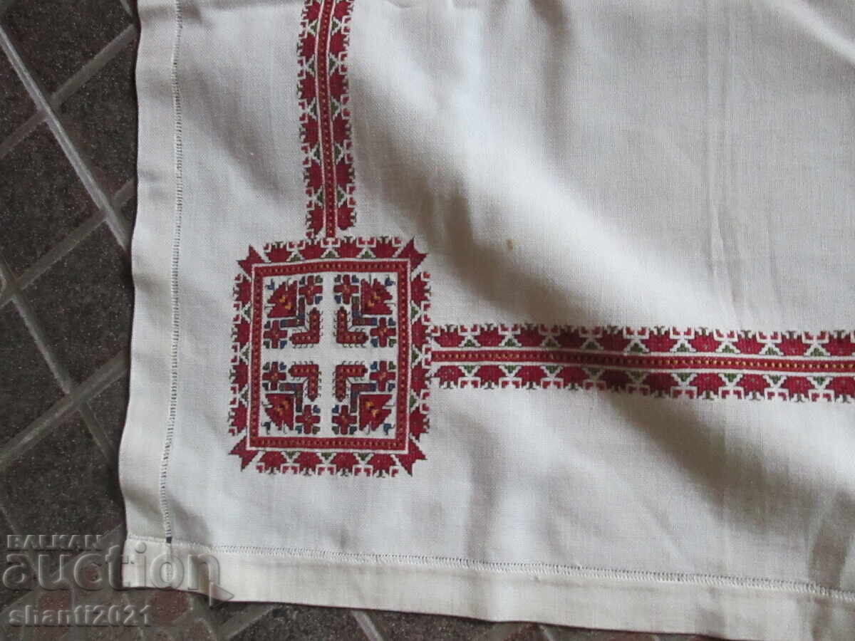 Delivery of Hand-embroidered tablecloth, folk motifs, 145x145 cm Delivery of Hand-embroidered tablecloth, folk motifs, 145x145 cm