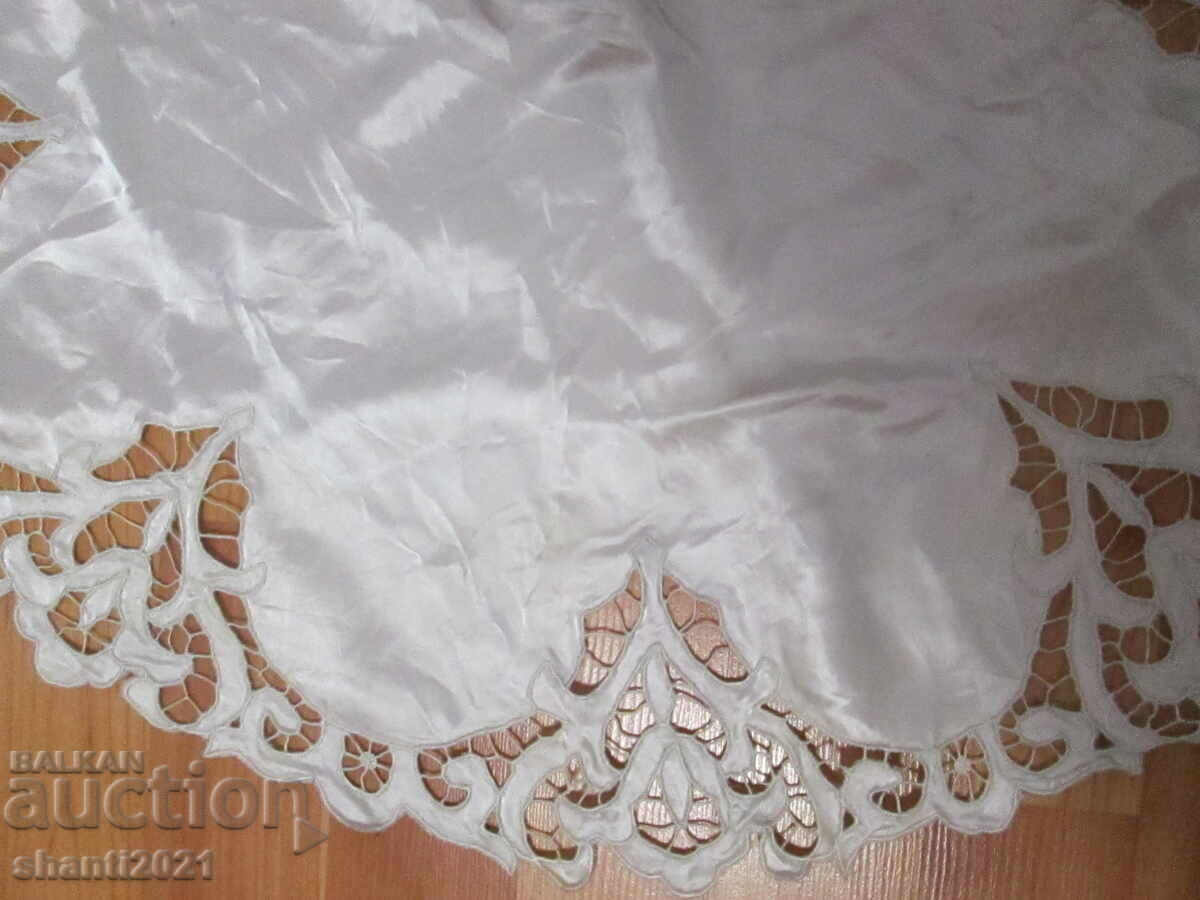 Κάλυμμα, καρέ - σατέν, κομμένη κεντητική, 60x54εκ με τιμή 45.00 BGN | € 23.01