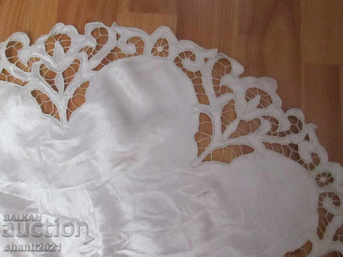 Παράδοση Κάλυμμα, καρέ - σατέν, κομμένη κεντητική, 60x54εκ