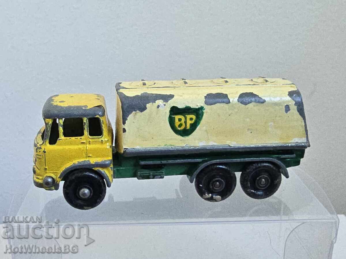 Matchbox LESNEY No25C Cisternă de benzină Bedford 1964 cu preț 7.99 BGN | € 4.09