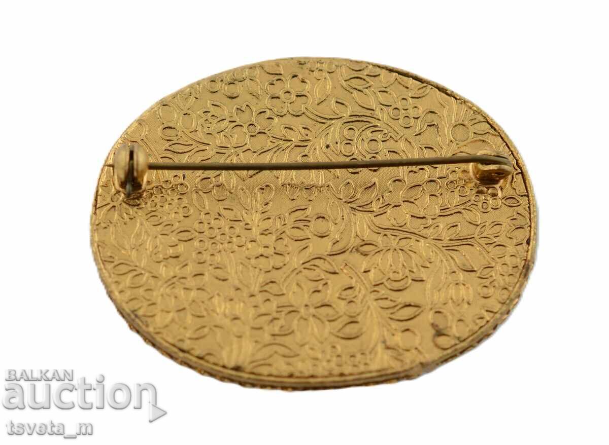 Старинна брошка порцелан с цена 25.00 лв. | € 12.78 Старинна брошка порцелан с цена 25.00 лв. | € 12.78