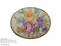 Brosa antica din portelan