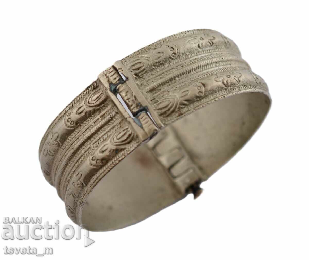 Brățară veche de argint din perioada Renașterii, COSTUM POPULAR cu preț 88.00 BGN | € 44.99 Brățară veche de argint din perioada Renașterii, COSTUM POPULAR cu preț 88.00 BGN | € 44.99