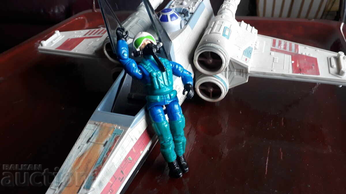 Star Wars Războiul Stelelor - nava lui Luke Skywalker cu preț 40.00 BGN | € 20.45 Star Wars Războiul Stelelor - nava lui Luke Skywalker cu preț 40.00 BGN | € 20.45