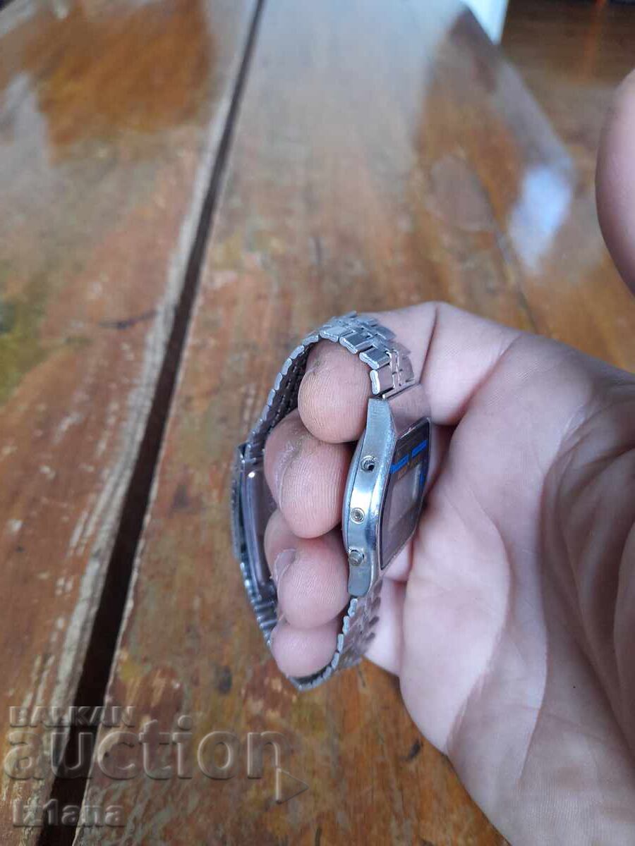 Delivery of Old electronic Levis watch