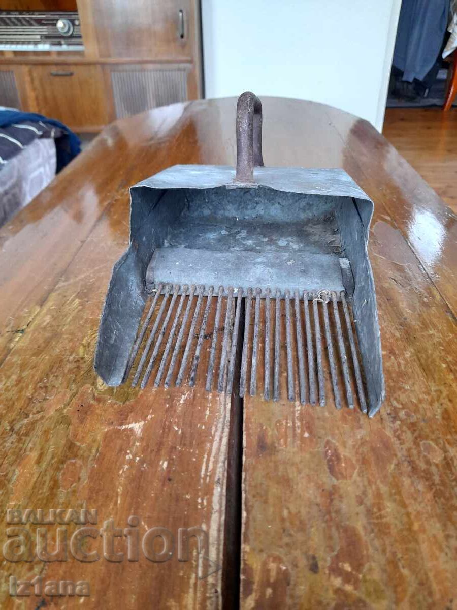 Antique blueberry picker with price 45.00 BGN | € 23.01