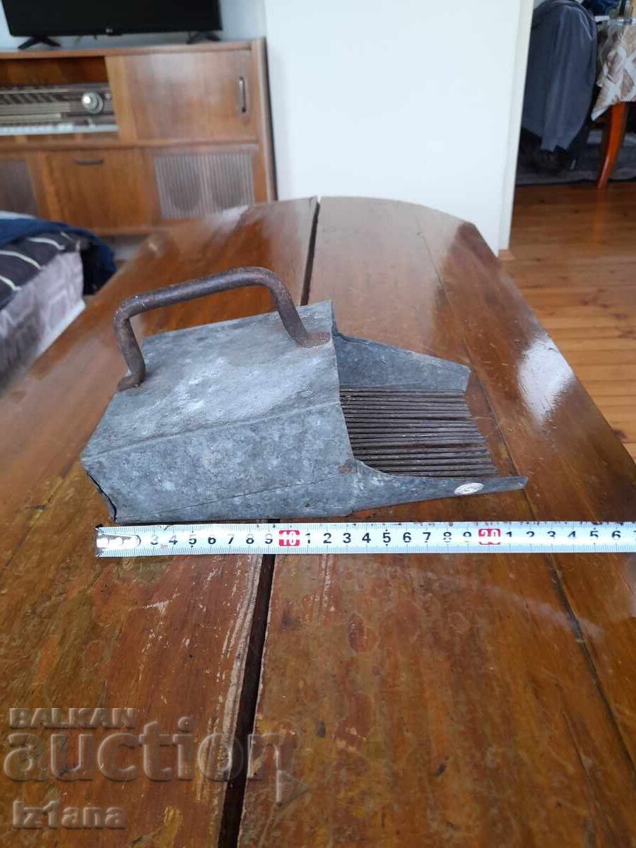 Auction  Antique blueberry picker