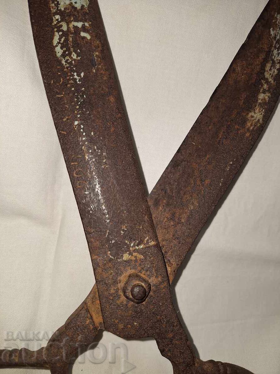 Старинна голяма ръчно кована абаджийска ножица с цена 60.00 лв. | € 30.68 Старинна голяма ръчно кована абаджийска ножица с цена 60.00 лв. | € 30.68