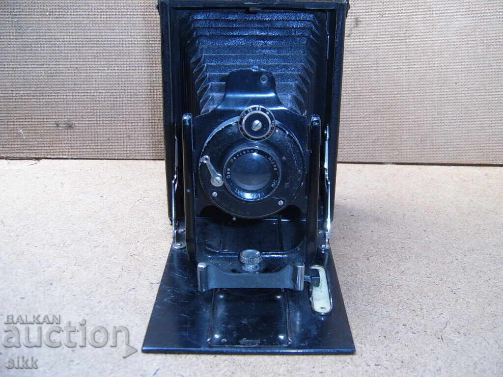 Aparat foto vechi de 9 X 12 cm cu preț 150.00 BGN | € 76.69 Aparat foto vechi de 9 X 12 cm cu preț 150.00 BGN | € 76.69