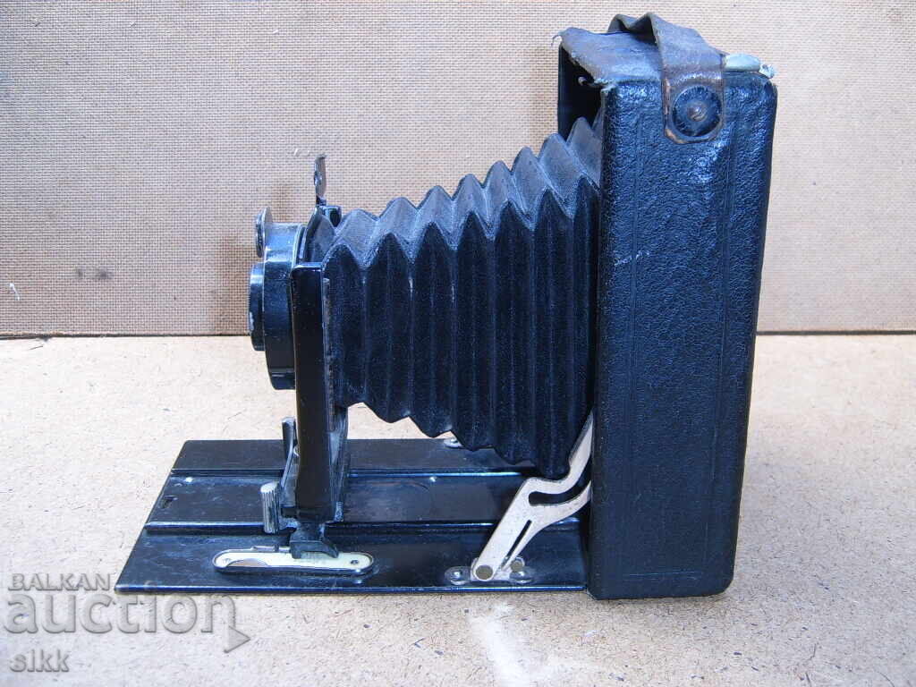 Licitație Aparat foto vechi de 9 X 12 cm Licitație Aparat foto vechi de 9 X 12 cm