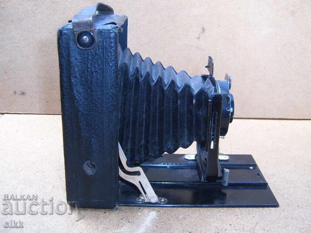 Livrarea Aparat foto vechi de 9 X 12 cm Livrarea Aparat foto vechi de 9 X 12 cm