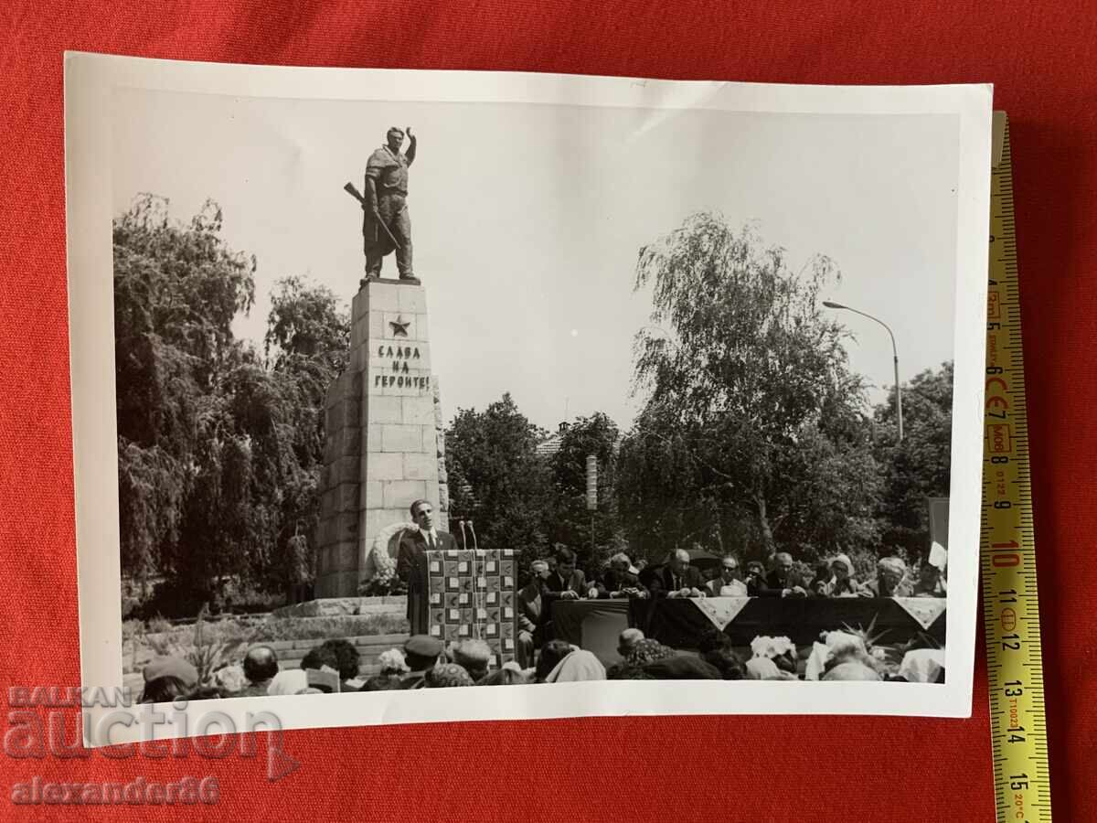 Livrarea Vulcan Șopov, s. Crușuna, Monumentul antifasciștilor căzuți Livrarea Vulcan Șopov, s. Crușuna, Monumentul antifasciștilor căzuți