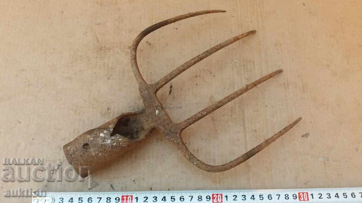 ΜΙΚΡΗ ΜΟΝΩΜΕΝΗ ΒΙΛΑ - ΑΓΡΟΤΙΚΟ ΕΡΓΑΛΕΙΟ - 6