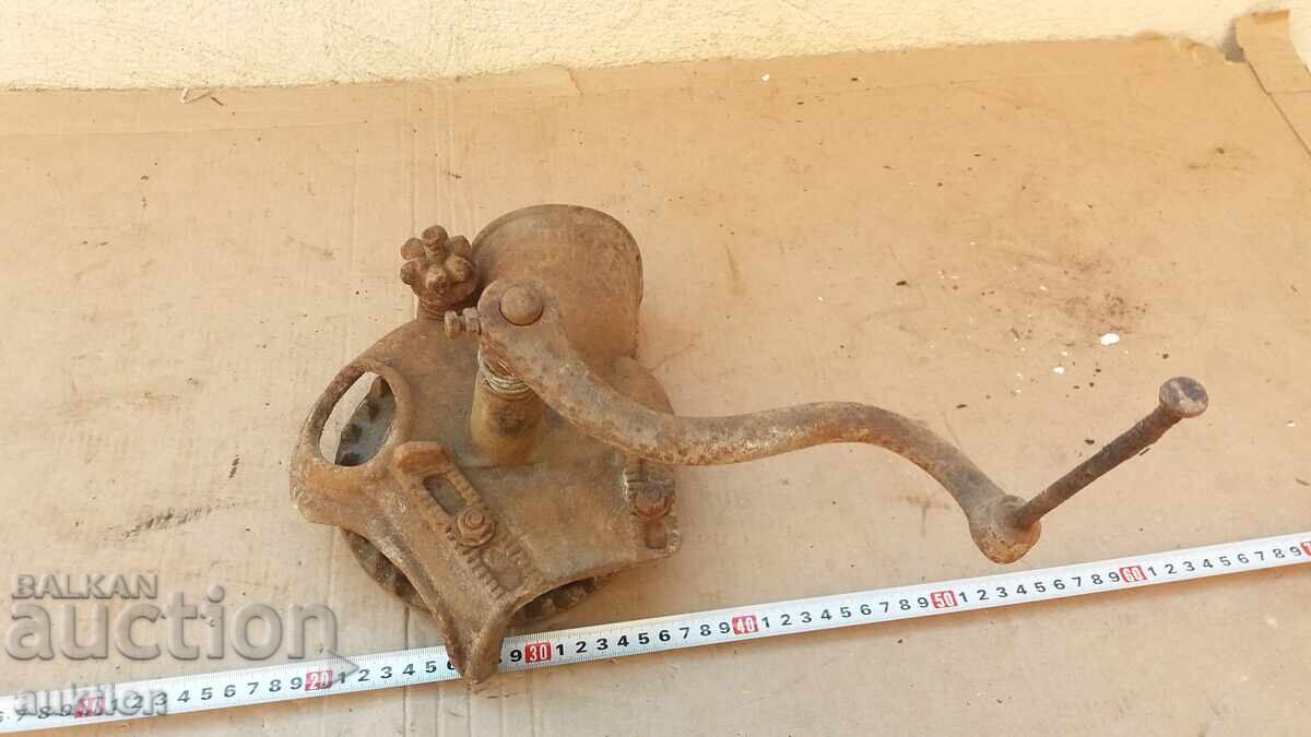 MAȘINĂ VECHE DE RONȚUIT PORUMB, FUNCȚIONALĂ cu preț 16.99 BGN | € 8.69 MAȘINĂ VECHE DE RONȚUIT PORUMB, FUNCȚIONALĂ cu preț 16.99 BGN | € 8.69