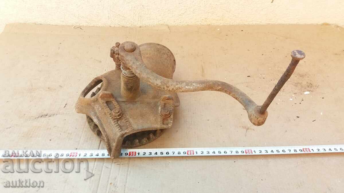 Licitație MAȘINĂ VECHE DE RONȚUIT PORUMB, FUNCȚIONALĂ Licitație MAȘINĂ VECHE DE RONȚUIT PORUMB, FUNCȚIONALĂ