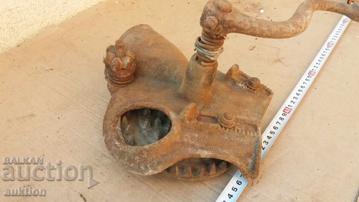 Livrarea MAȘINĂ VECHE DE RONȚUIT PORUMB, FUNCȚIONALĂ Livrarea MAȘINĂ VECHE DE RONȚUIT PORUMB, FUNCȚIONALĂ